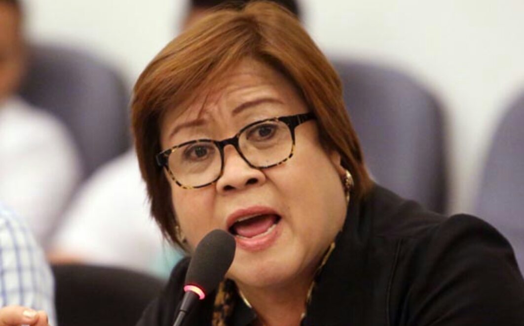 De Lima, Hinimok si Guevarra na Magbitiw Matapos Umatras sa Petisyon ng mga Anak ni Duterte